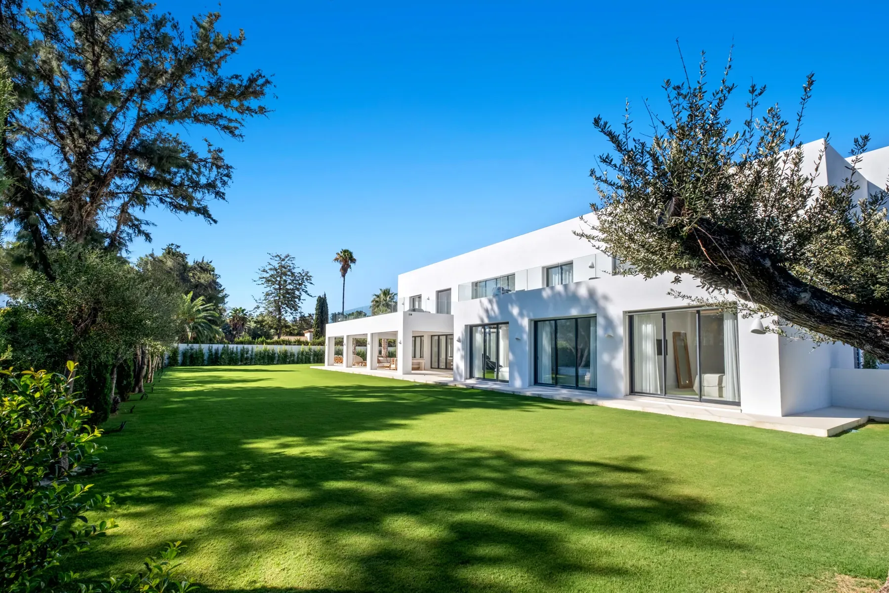 Villa Byblos, Sotogrande: Garden lawn and facade Villa Byblos, Sotogrande: Garden lawn and facade