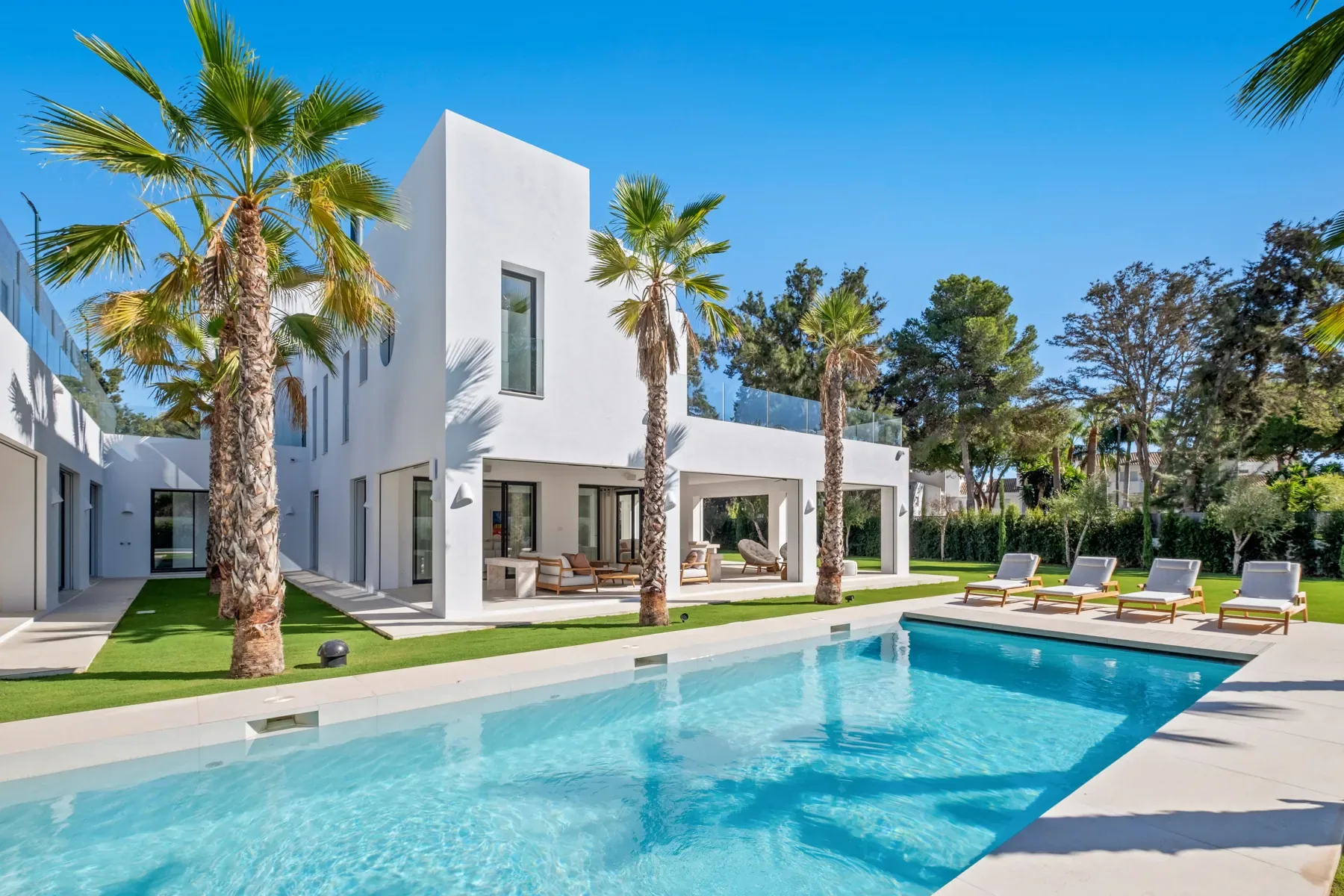 Villa Byblos, Sotogrande: Swimming pool and palm trees Villa Byblos, Sotogrande: Swimming pool and palm trees