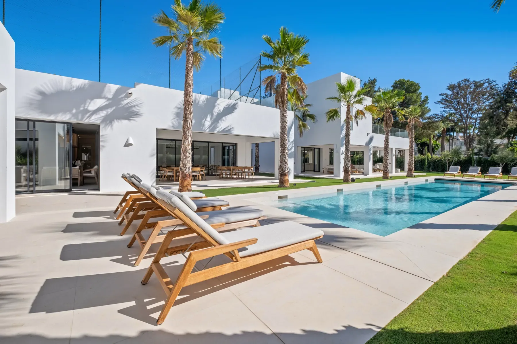 Villa Byblos, Sotogrande: Pool terrace sun loungers Villa Byblos, Sotogrande: Pool terrace sun loungers