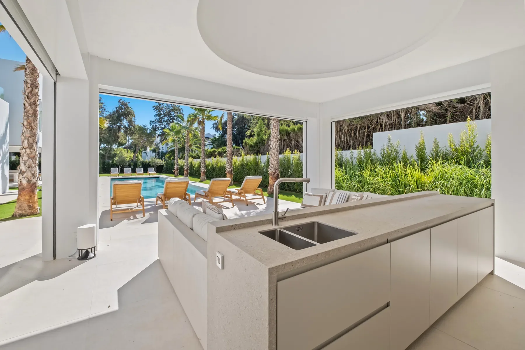 Villa Byblos, Sotogrande: Pool house outdoor kitchen Villa Byblos, Sotogrande: Pool house outdoor kitchen