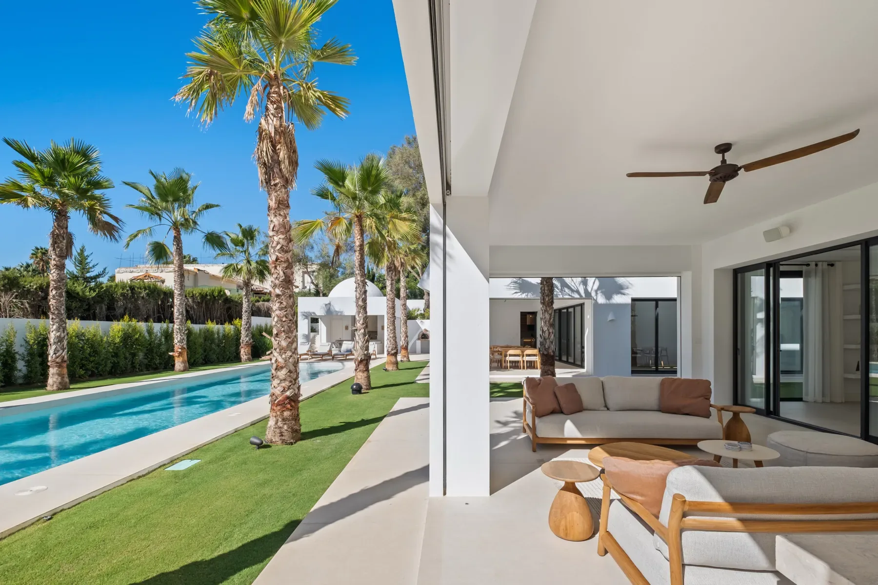 Villa Byblos, Sotogrande: Covered terrace lounge by pool Villa Byblos, Sotogrande: Covered terrace lounge by pool