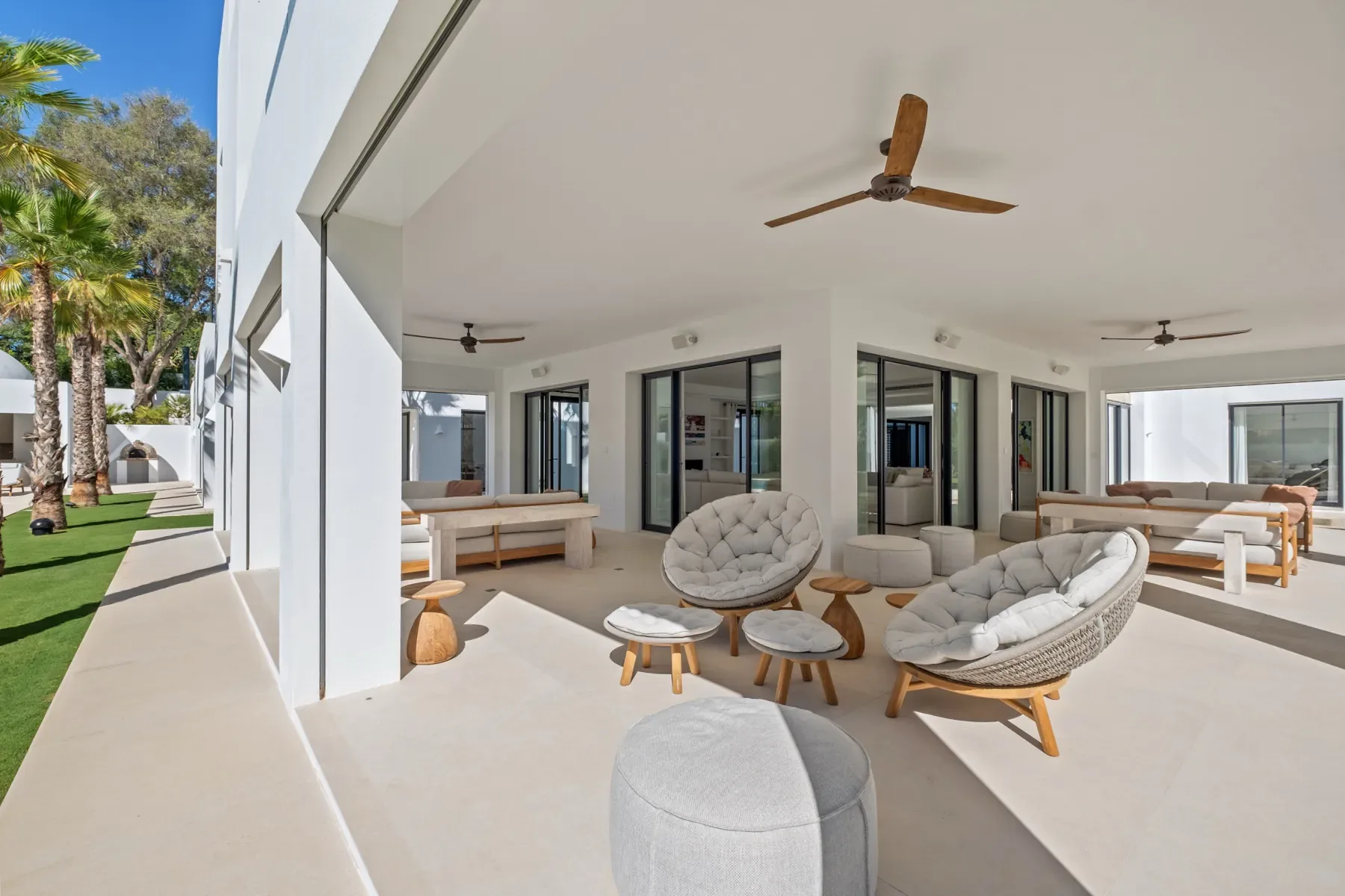 Villa Byblos, Sotogrande: Terrace lounge chairs Villa Byblos, Sotogrande: Terrace lounge chairs