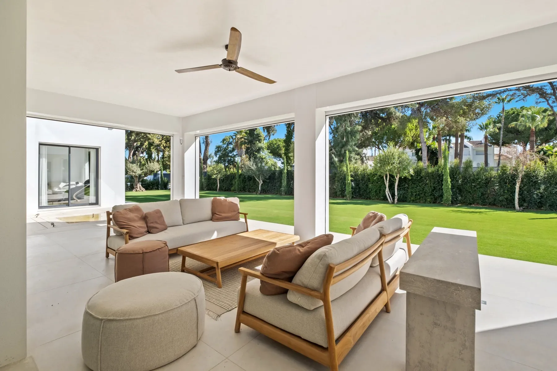 Villa Byblos, Sotogrande: Terrace lounge with garden view Villa Byblos, Sotogrande: Terrace lounge with garden view
