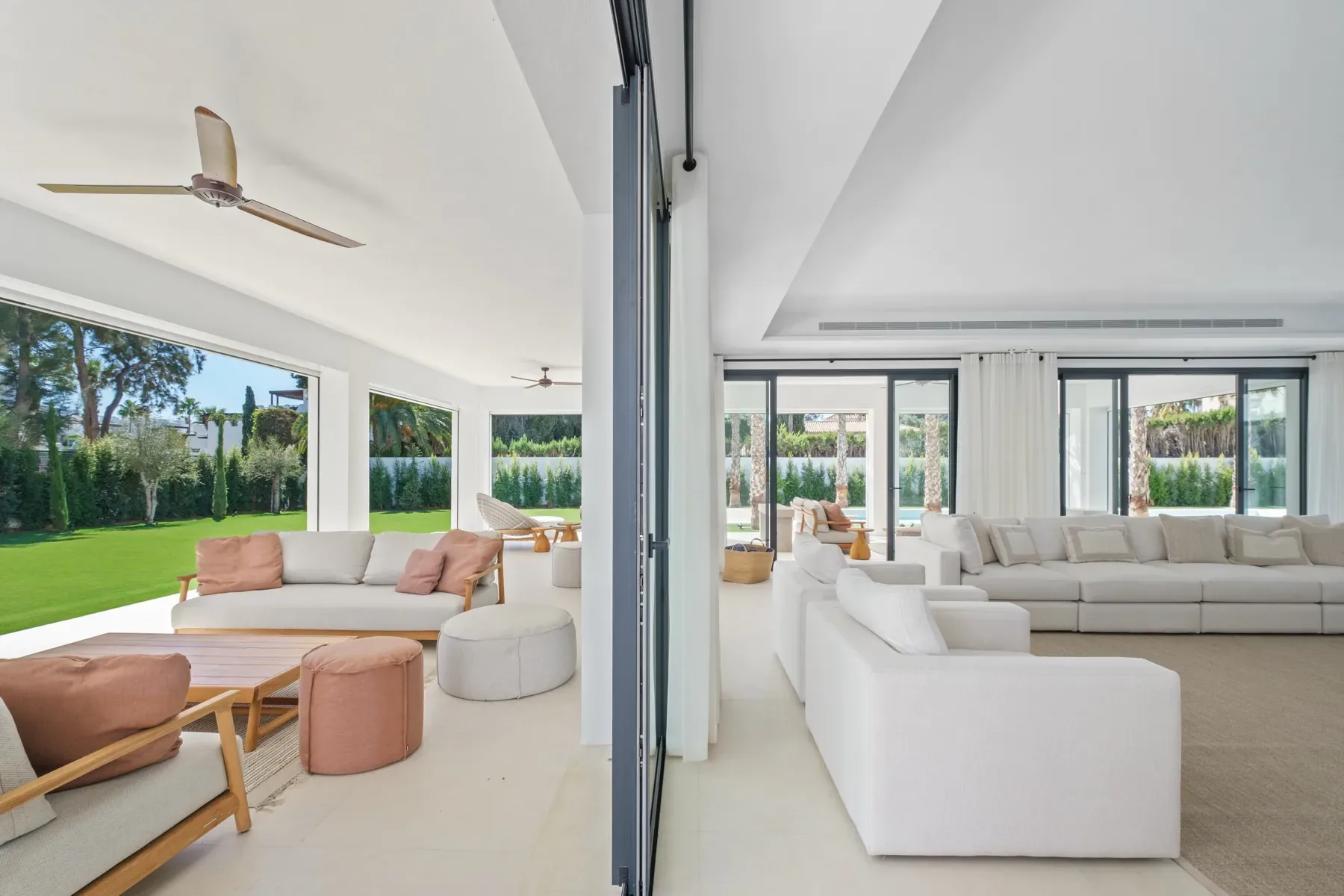 Villa Byblos, Sotogrande: Living room garden view Villa Byblos, Sotogrande: Living room garden view