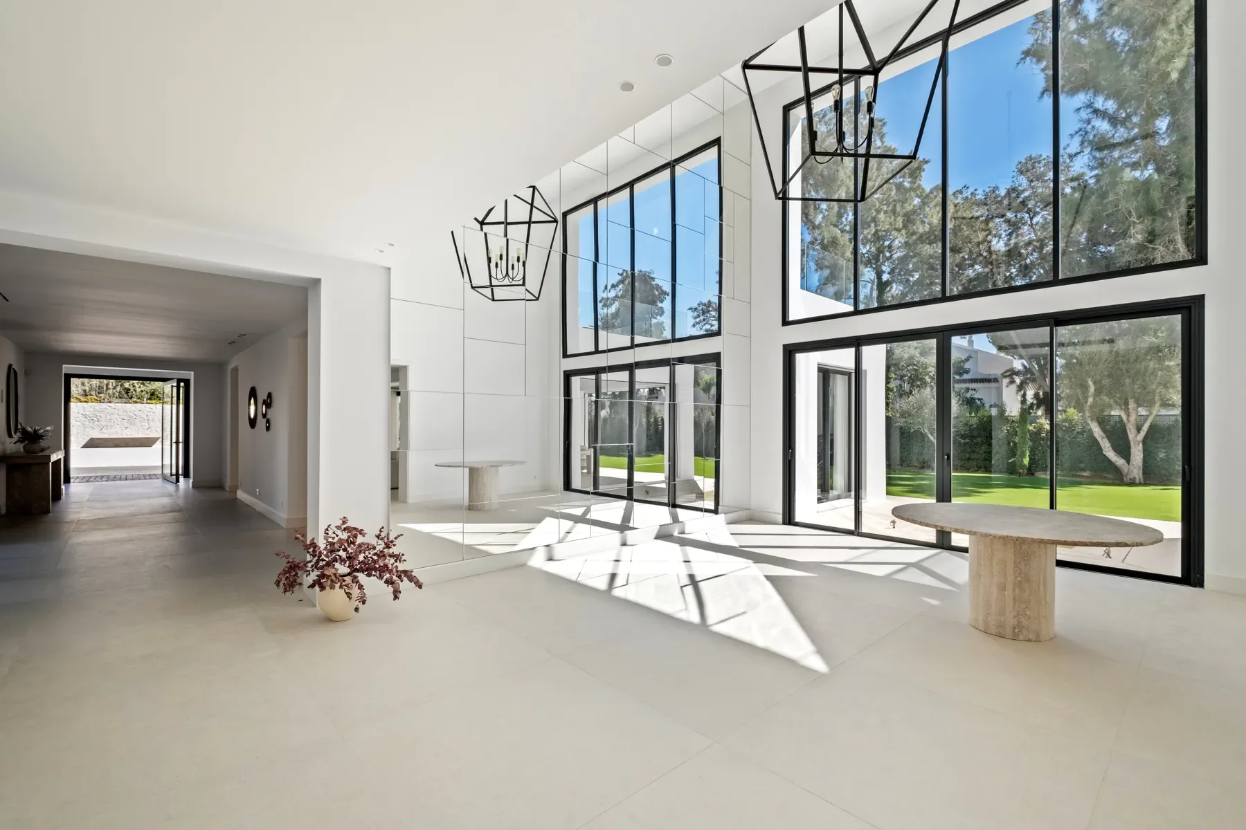 Villa Byblos, Sotogrande: Double height entrance hall Villa Byblos, Sotogrande: Double height entrance hall