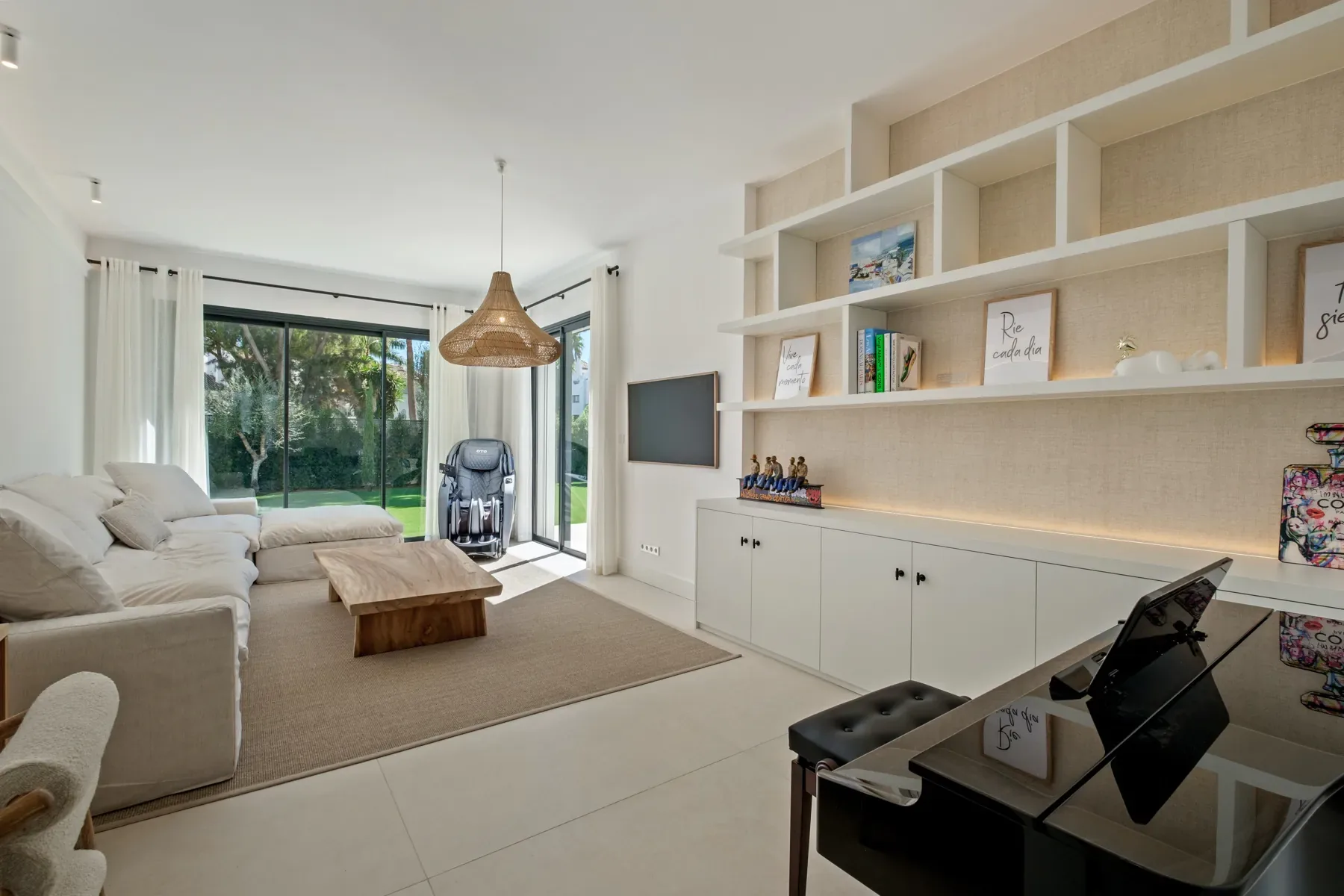 Villa Byblos, Sotogrande: Family room Villa Byblos, Sotogrande: Family room