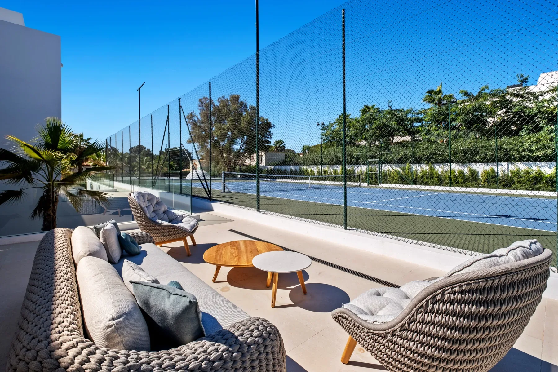Villa Byblos, Sotogrande: Tennis court lounge Villa Byblos, Sotogrande: Tennis court lounge