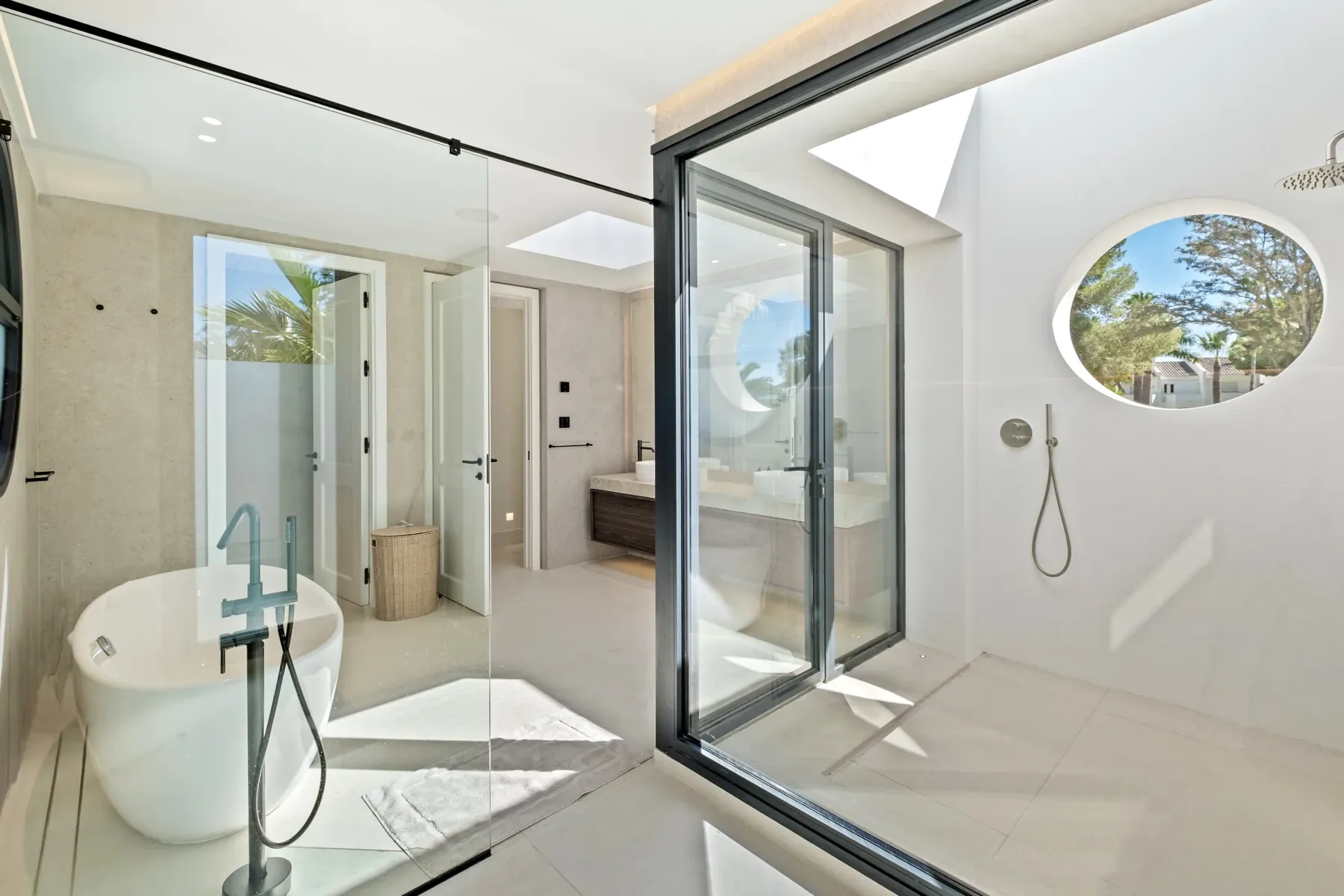 Villa Byblos, Sotogrande: Bathroom freestanding bath Villa Byblos, Sotogrande: Bathroom freestanding bath